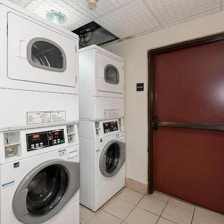 Red Roof Inn & Suites Ньюнен Экстерьер фото