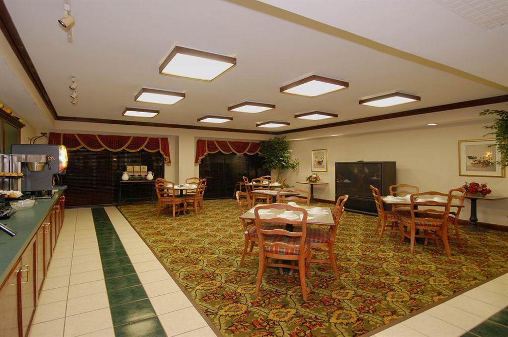 Red Roof Inn & Suites Ньюнен Экстерьер фото