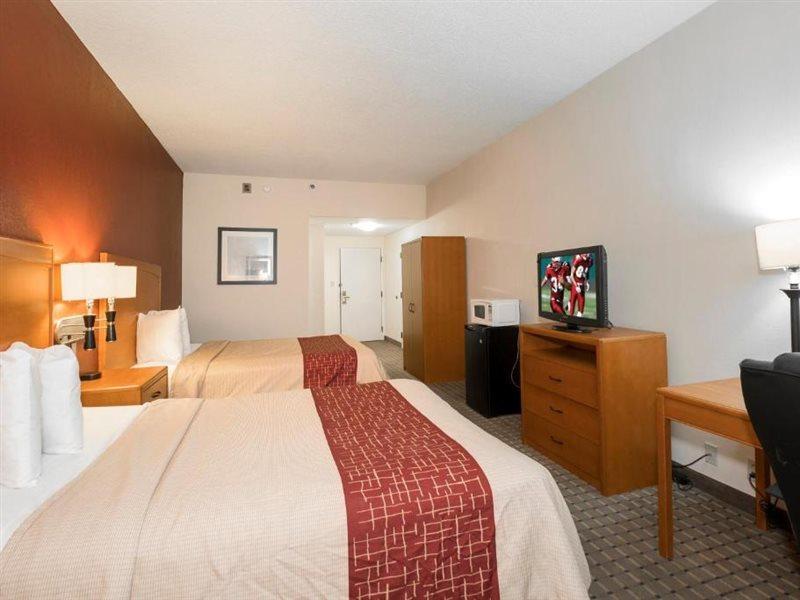 Red Roof Inn & Suites Ньюнен Экстерьер фото