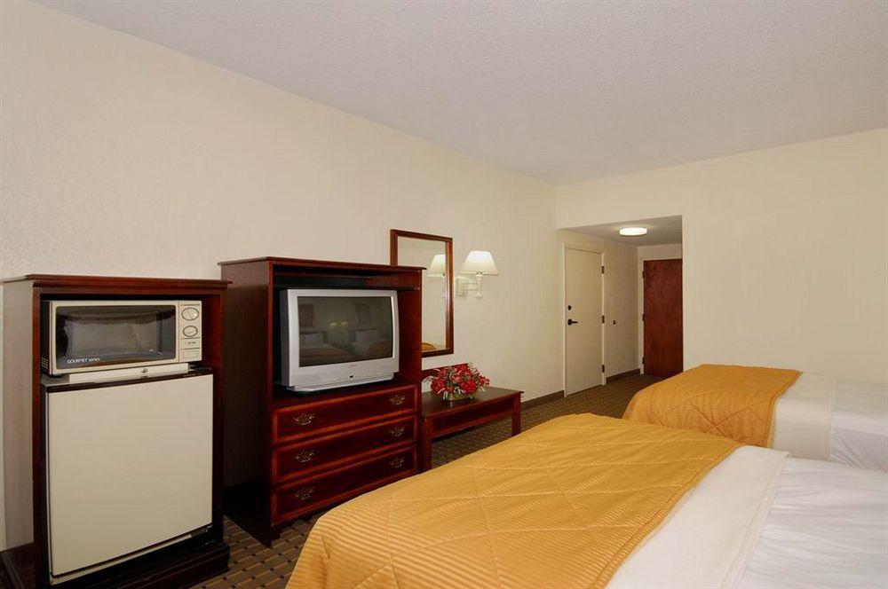 Red Roof Inn & Suites Ньюнен Экстерьер фото