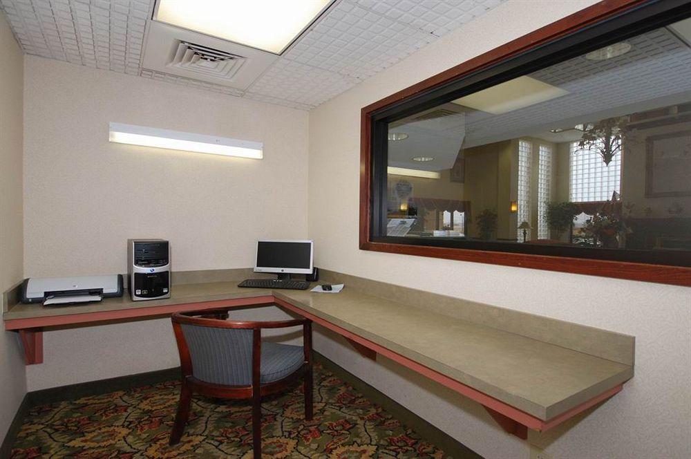 Red Roof Inn & Suites Ньюнен Экстерьер фото