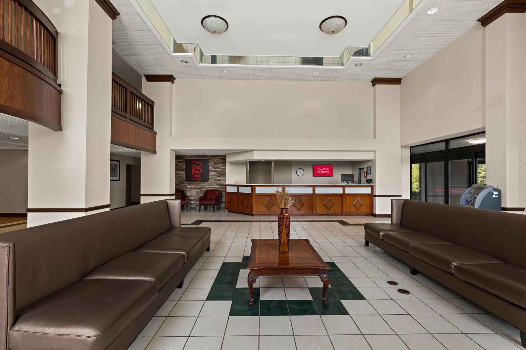 Red Roof Inn & Suites Ньюнен Экстерьер фото