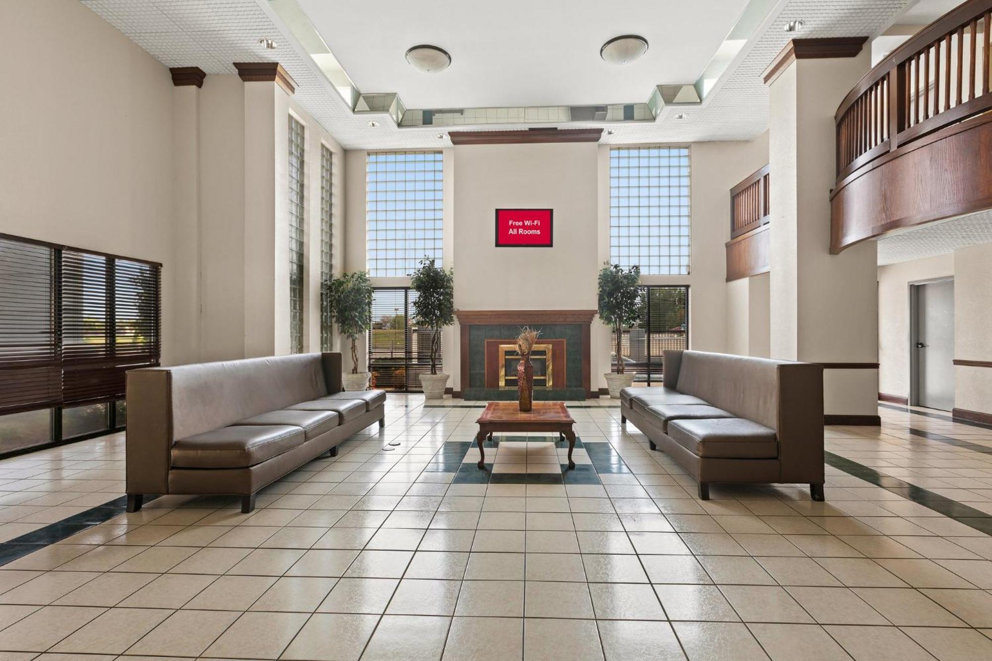 Red Roof Inn & Suites Ньюнен Экстерьер фото