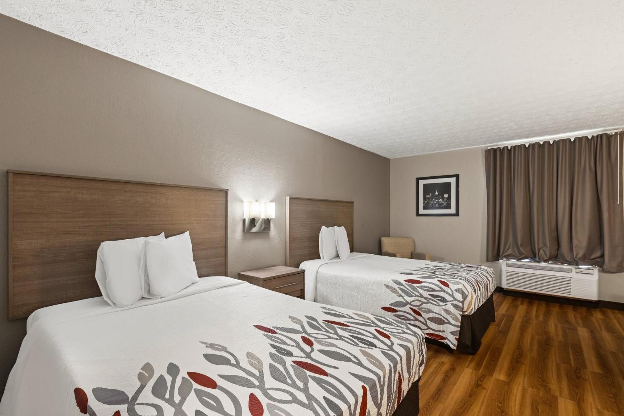 Red Roof Inn & Suites Ньюнен Экстерьер фото