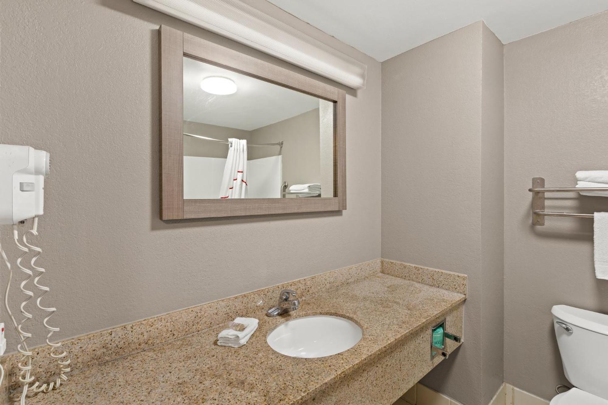 Red Roof Inn & Suites Ньюнен Экстерьер фото