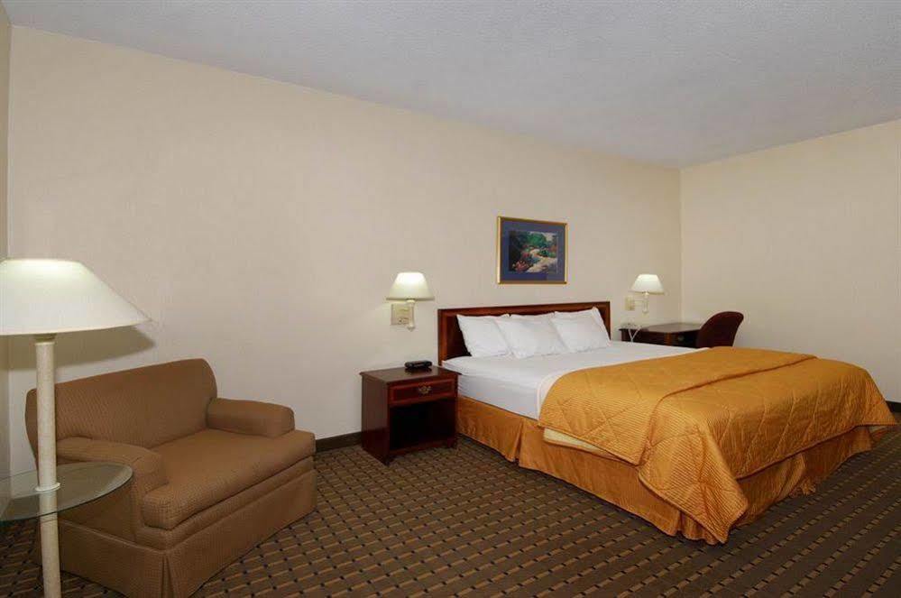 Red Roof Inn & Suites Ньюнен Экстерьер фото